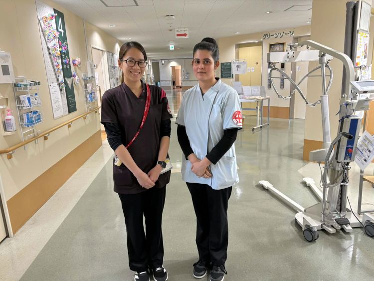 山元記念病院の外国人スタッフ。左がフィリピン出身の看護師、右はスリランカ出身の看護補助者=2026年1月、佐賀県伊万里市、秋山訓子撮影