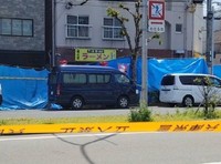 　規制線が貼られ、ブルーシートで覆われた事件現場のラーメン店前＝神戸市長田区（撮影・小川泰平氏）