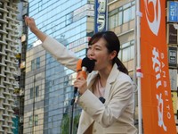 演説するさや氏＝新橋SL広場