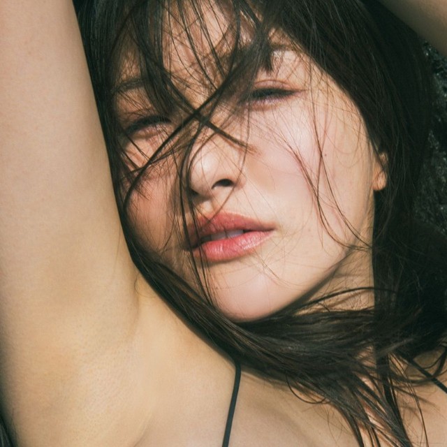 原つむぎ写真集『Bloom』（撮影：TOYO　©ワニブックス）