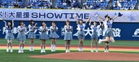 セレモニアピッチをノーバン投球で跳び上がって喜ぶ≠ＭＥの桜井ももとメンバー