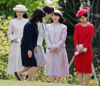 春の園遊会に臨まれる紀子さま、愛子さま、佳子さま。手前右は高市首相=2026年4月17日
