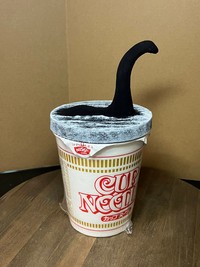 最初に作ったネッシーのカップ麺フタ押さえ（提供：造形作家いち。さん）