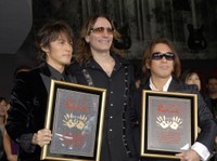 「ロックの殿堂」入りを果たし、スティーブ・ヴァイ（中）に祝福されるB'zの稲葉浩志（左）と松本孝弘（右）＝米ハリウッド　2007年11月20日撮影