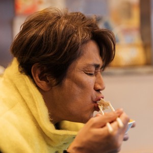 豊洲「やじ満」は餃子でなく、なぜ焼売？ 市場で働く人の胃袋を支える名物にマッチがガブリ！ マッチと町中華。【第28回】