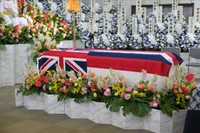 祭壇に安置された曙太郎さんの棺にはハワイ州旗がかけられていた＝都内