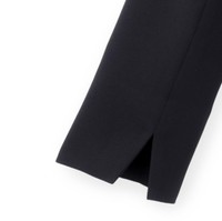 しまむらの喪服の一例。袖口もゆったり（しまむらのオンラインストアから）