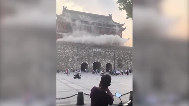 中国安徽省にある観光名所「鳳陽鼓楼」で明朝時代の歴史的な楼閣の屋根瓦が音を立てて崩れた（ロイター）
