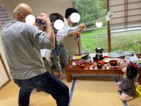 テレビクルーの取材に対して、女の子はぽかん。「何しているんだろう」といった顔で見上げていたそうです。