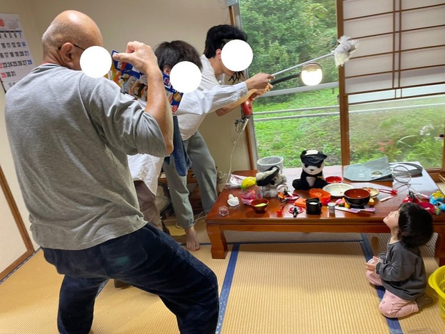 テレビクルーの取材に対して、女の子はぽかん。「何しているんだろう」といった顔で見上げていたそうです。