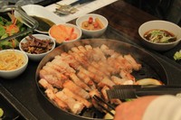 店主が豚肉を調理してくれるのを見るのも、サムギョプサルの楽しみ！