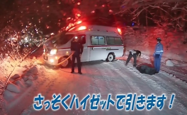 助っ人さんの牽引ロープを装着し、「牽引」開始！（動画からキャプチャー／提供：YouTubeチャンネル『DRIFT TEAM VOLTAGE』より）