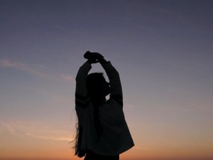 脇毛を見せるのは「逆セクハラ」。腕を上げることすらできなかった