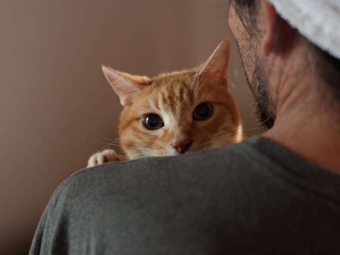 「父さんに抱っこしてもらっていれば、知らない人がいても安心だ」（小林写函撮影）