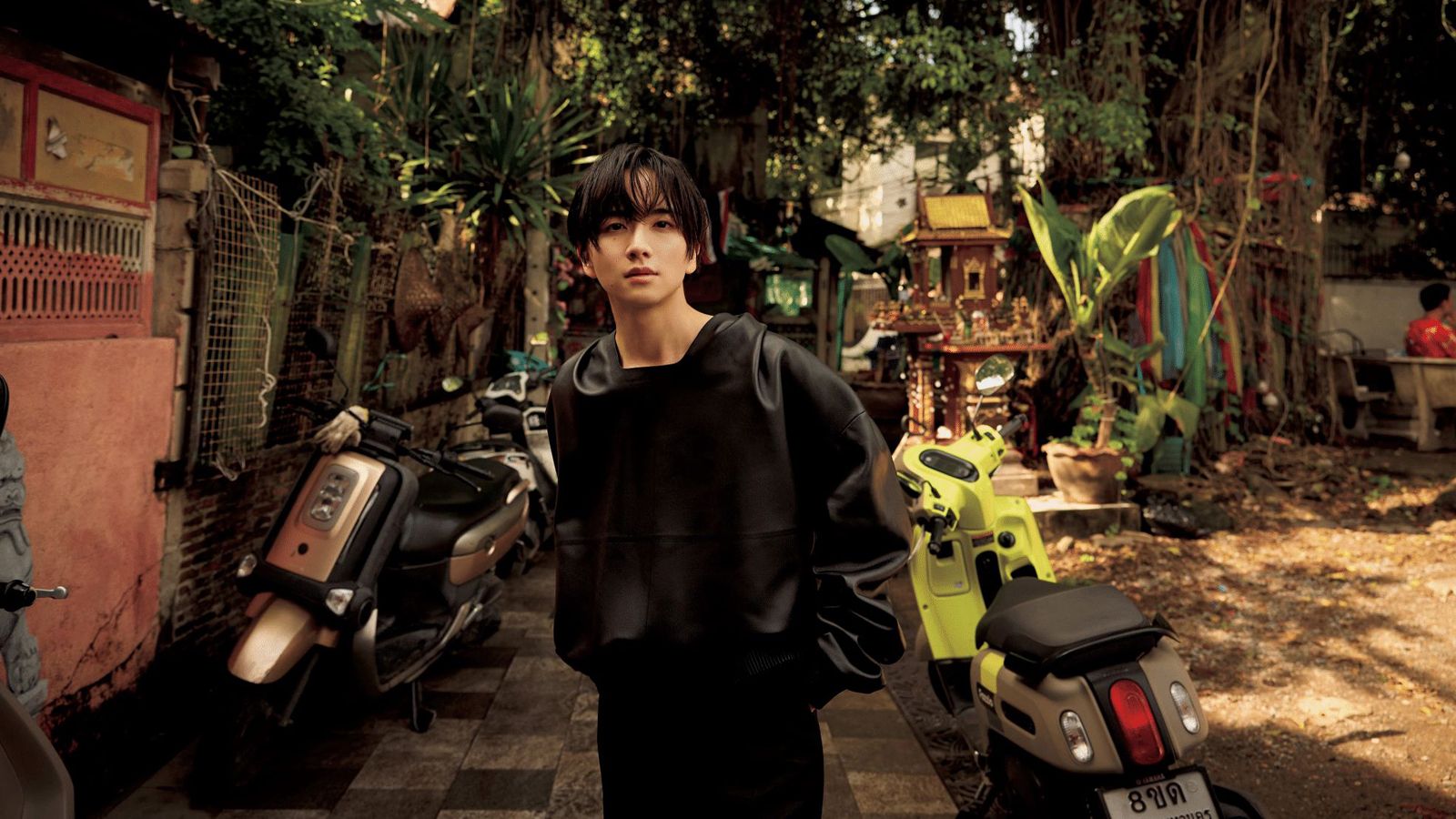 板垣李光人、魅惑の混沌都市へ。<br>多様な感性が融合する、 バンコクを呼吸する［前編］