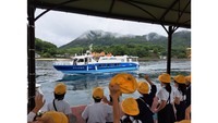 ほんのもり号を出迎える広島尾道市の生口島の瀬戸田港
