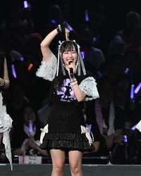 会場に♥でアピールするJuice=Juiceの入江里咲=ぴあアリーナMM