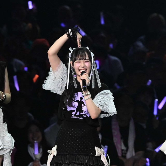 会場に♥でアピールするJuice=Juiceの入江里咲=ぴあアリーナMM