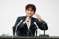 新代表に就任し、会見する奥村光貴氏