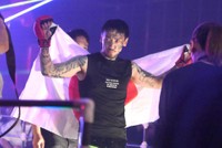 日の丸を背負って入場する瓜田純士（撮影・堀内翔）