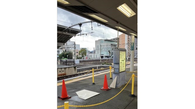 天井板が落下したホーム　JR高松駅