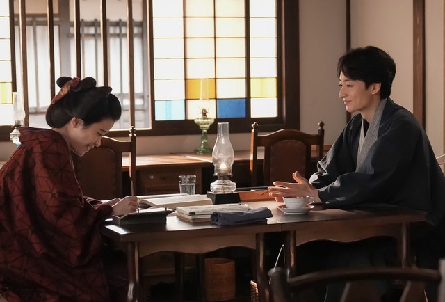 「白鳥倶楽部」で庄田に勉強を教わるサワ。ふたりの距離が徐々に近づいていった　(C)NHK