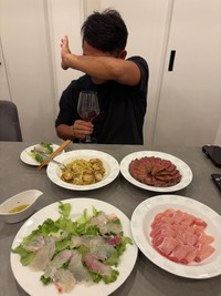 キレイに盛り付けられたお料理の数々。こちらをアテにアニメやYouTubeを満喫するはずだったようですが…（NAMIさんThreadsより）