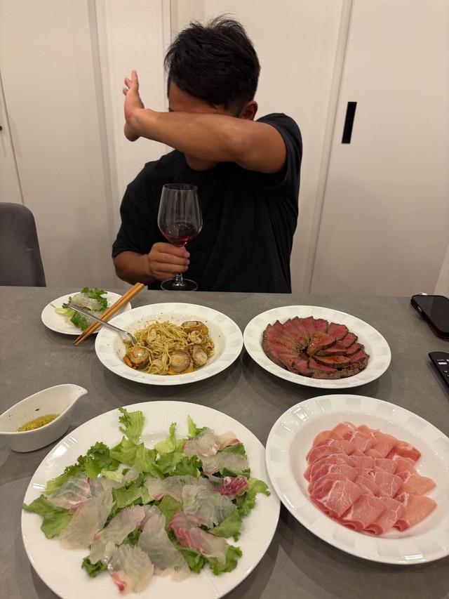 キレイに盛り付けられたお料理の数々。こちらをアテにアニメやYouTubeを満喫するはずだったようですが…（NAMIさんThreadsより）