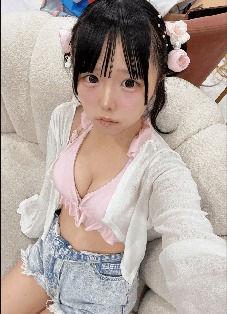 「FLASH」（26年7月14日発売号）に登場した鈴もものオフショット　本人のX（@love___oxo）より