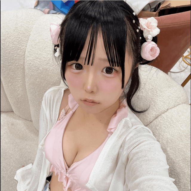 「FLASH」（26年7月14日発売号）に登場した鈴もものオフショット　本人のX（@love___oxo）より