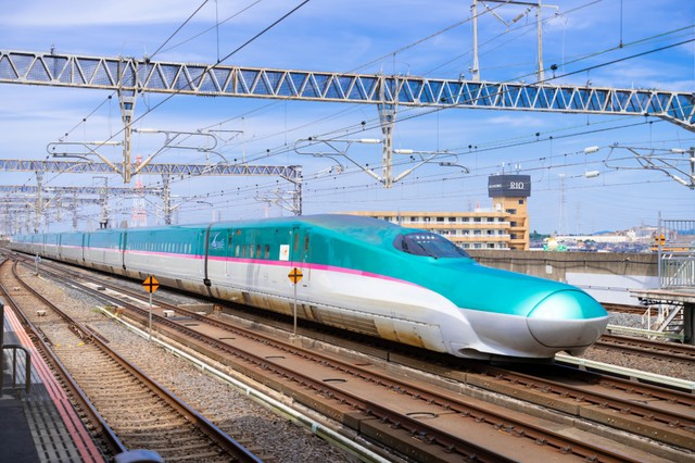 JR東日本では状況により立席特急券を販売する(oka/stock.adobe.com)