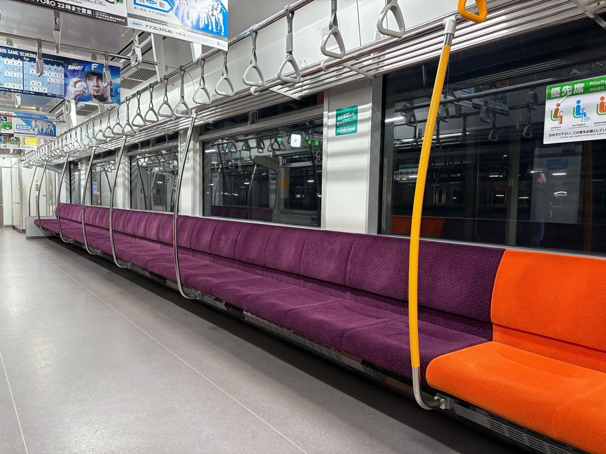 日本一長い？JR北海道の電車に、“超ロングシート” 車両の端から端まで