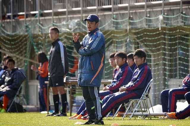 試合で指示を出す関学ヘッドコーチ時代の前田高孝監督（撮影・蟹江恭代）