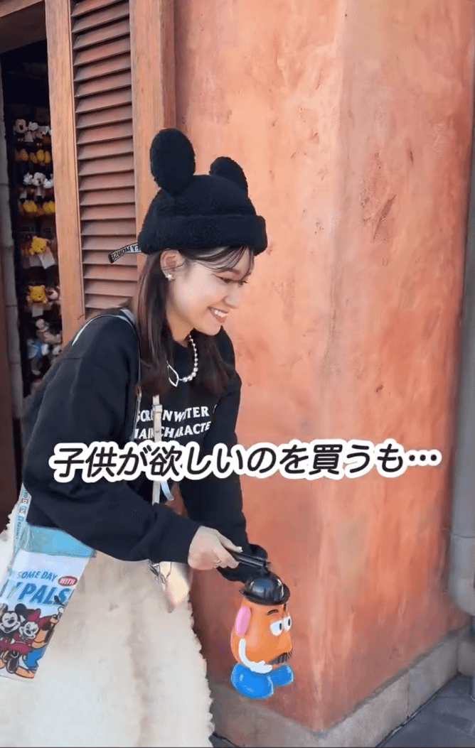 子どもが欲しがるグッズを買う場面を再現するNaoさん／Naoさん（@nao70818）提供