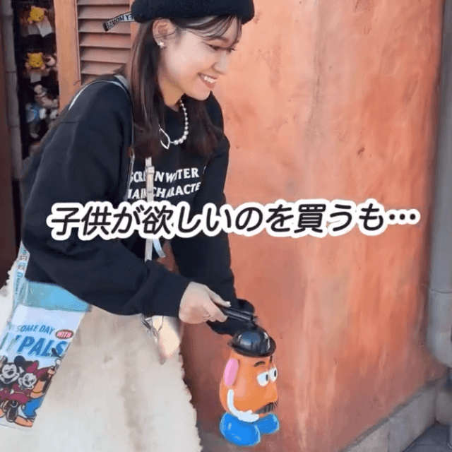 子どもが欲しがるグッズを買う場面を再現するNaoさん／Naoさん（@nao70818）提供