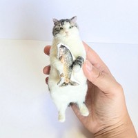 羊毛フェルトで制作したキジ白猫「がす」くんが完成！ お魚クッション付きです（画像提供：モリタさん）