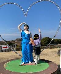 銅像と同じポーズをして“ハート”を完成させた娘さん／現役保育ママ3939さん（@hoikumama_3939）提供