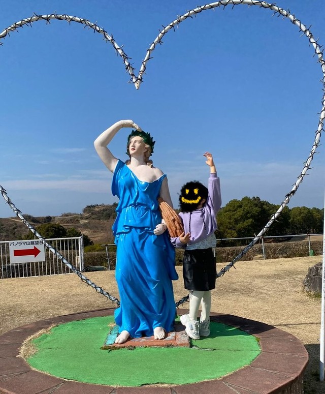 銅像と同じポーズをして“ハート”を完成させた娘さん／現役保育ママ3939さん（@hoikumama_3939）提供