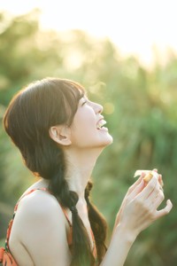 岡本彩夏 1st写真集『すきだらけ』【公式】さんのX（@ayakaphotobook）より
