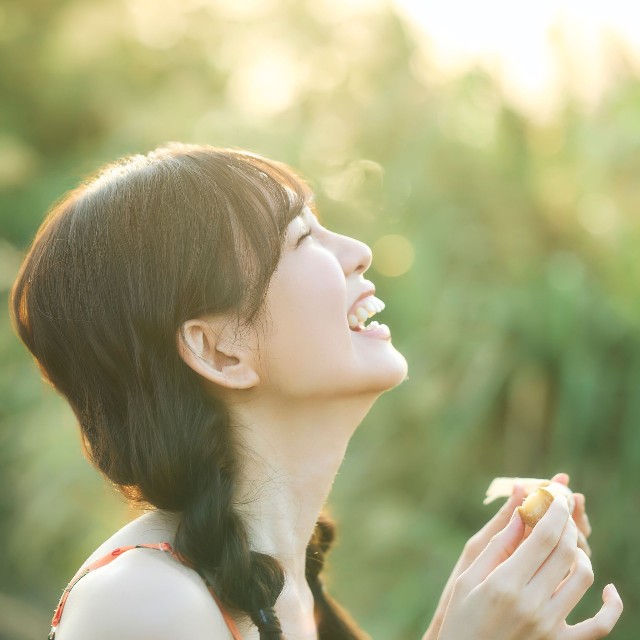 岡本彩夏 1st写真集『すきだらけ』【公式】さんのX（@ayakaphotobook）より