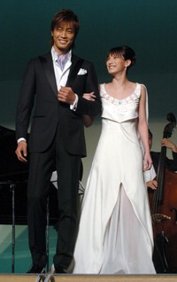 「第5回ベストフォーマリスト賞」で加藤あいをエスコートする永井大=2004年