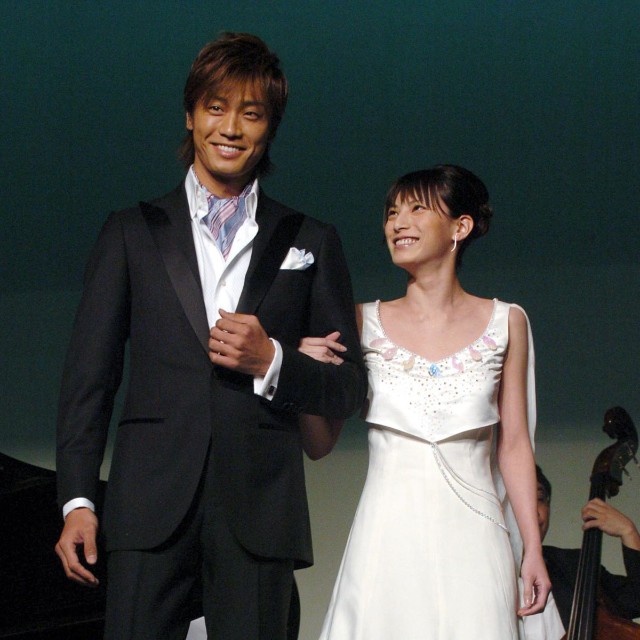 「第5回ベストフォーマリスト賞」で加藤あいをエスコートする永井大=2004年