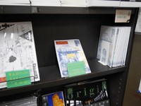 ネオ書房＠ワンダー店の本棚＝東京・神保町