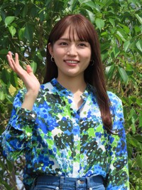 笑顔で手を振る川口春奈