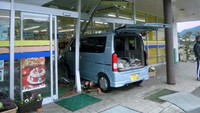 高齢女性が運転する車がスーパーに突っ込む　バック駐車誤り前進　岡山・津山市
