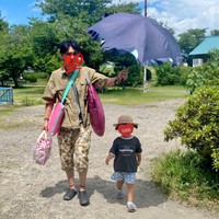 娘さんに日傘を差しだすパパ／りささん（@hii604）提供