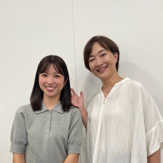 テレビ山口アナウンサー亀井晴加さん（左）と母親のMBS古川圭子アナウンサー（亀井アナの公式インスタグラムから）