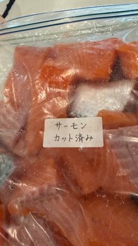 夫が手書きした「サーモン　カット済み」の文字。「テプラみたい」と妻も驚き／あみさん（ami.momlife）提供