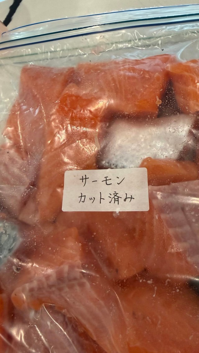 夫が手書きした「サーモン　カット済み」の文字。「テプラみたい」と妻も驚き／あみさん（ami.momlife）提供