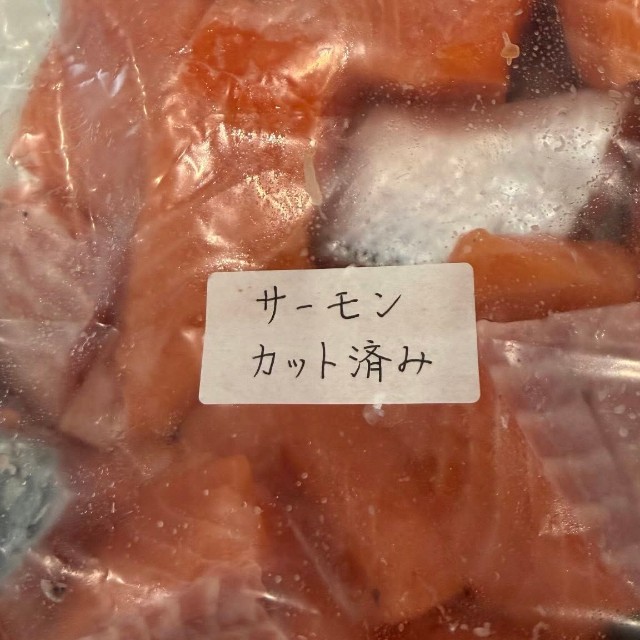 夫が手書きした「サーモン　カット済み」の文字。「テプラみたい」と妻も驚き／あみさん（ami.momlife）提供